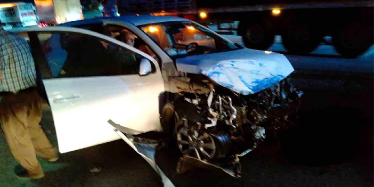 Konya'da feci kaza: Otomobil ile kamyon çarpıştı