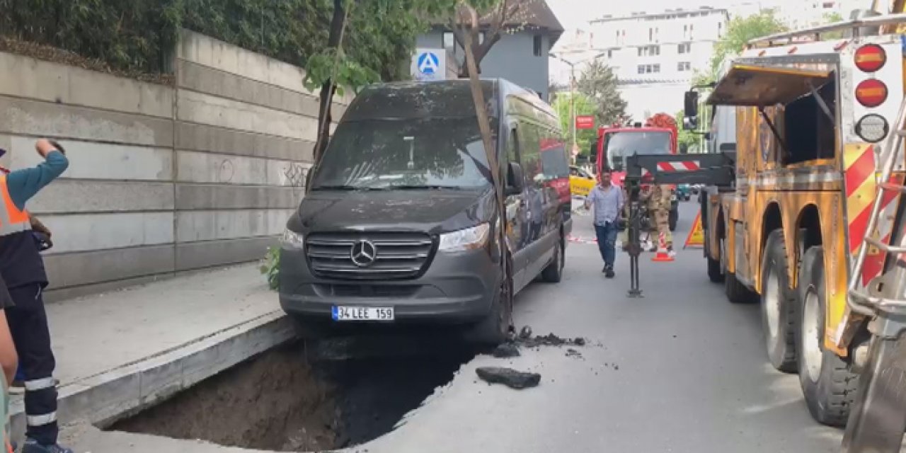 İstanbul'da yol çöktü: Çukura düşen araçlar kurtarıldı