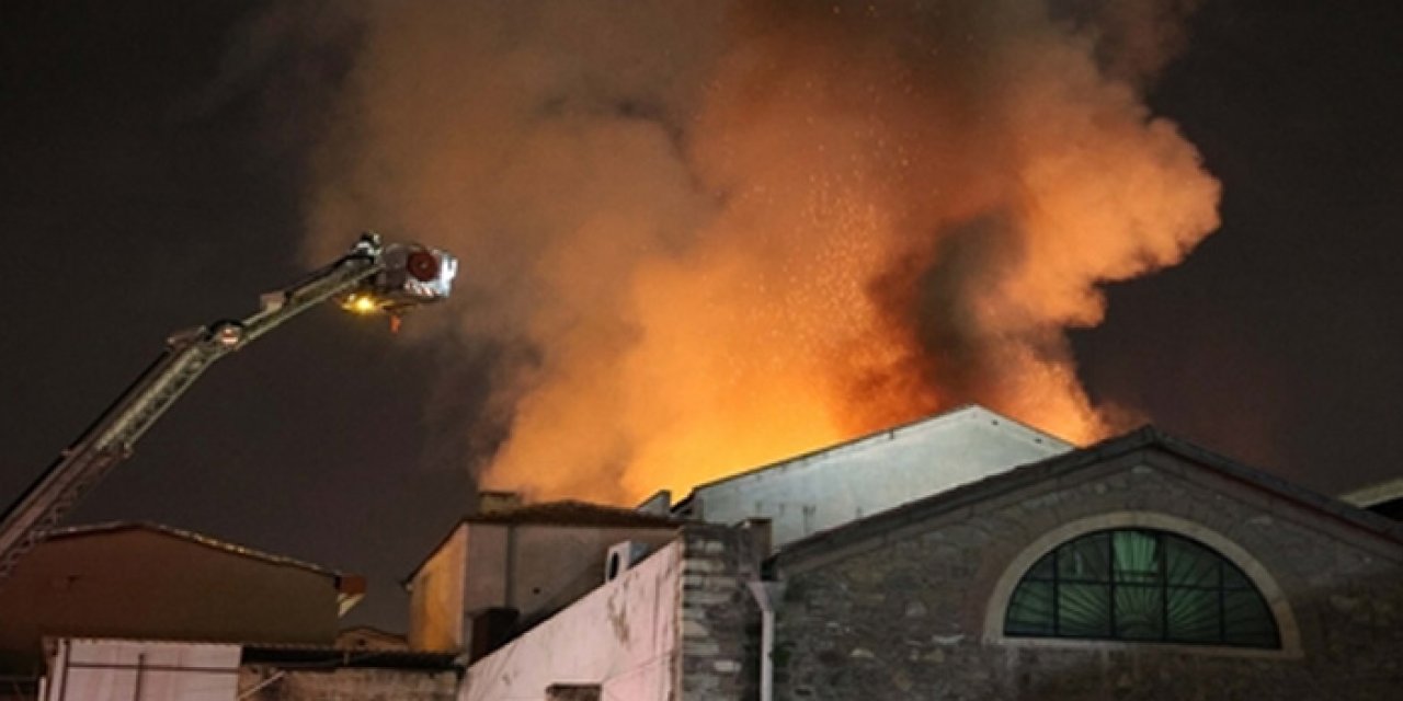 İzmir'de yangın: Ekipler müdahaleye devam ediyor