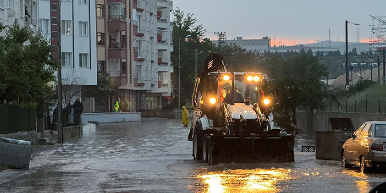 Ankara'da şiddetli yağış devam ediyor: Yollar çöktü, ev ve iş yerleri hasar gördü