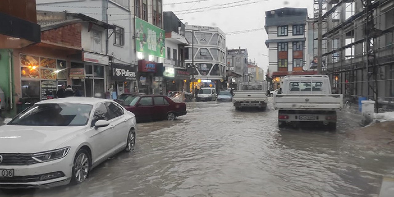 Konya'da sağanak: Cadde ve sokakları su bastı