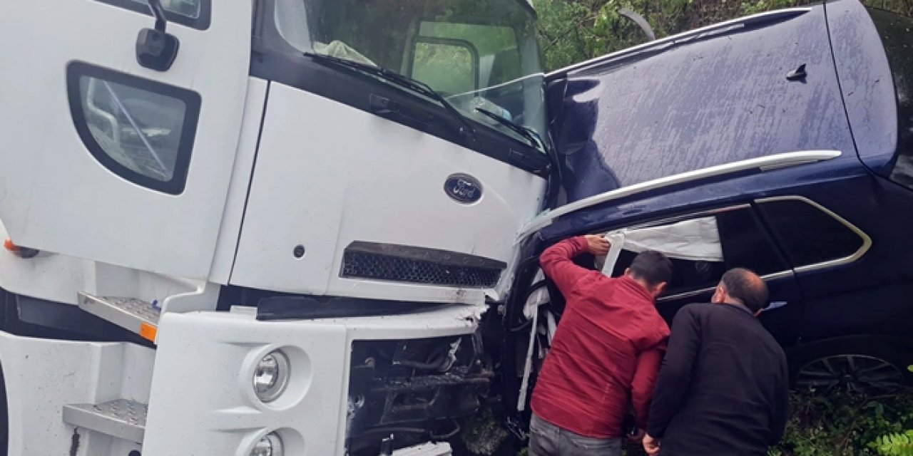 Bursa'da 3 aracın karıştığı kazada 2 kişi can verdi
