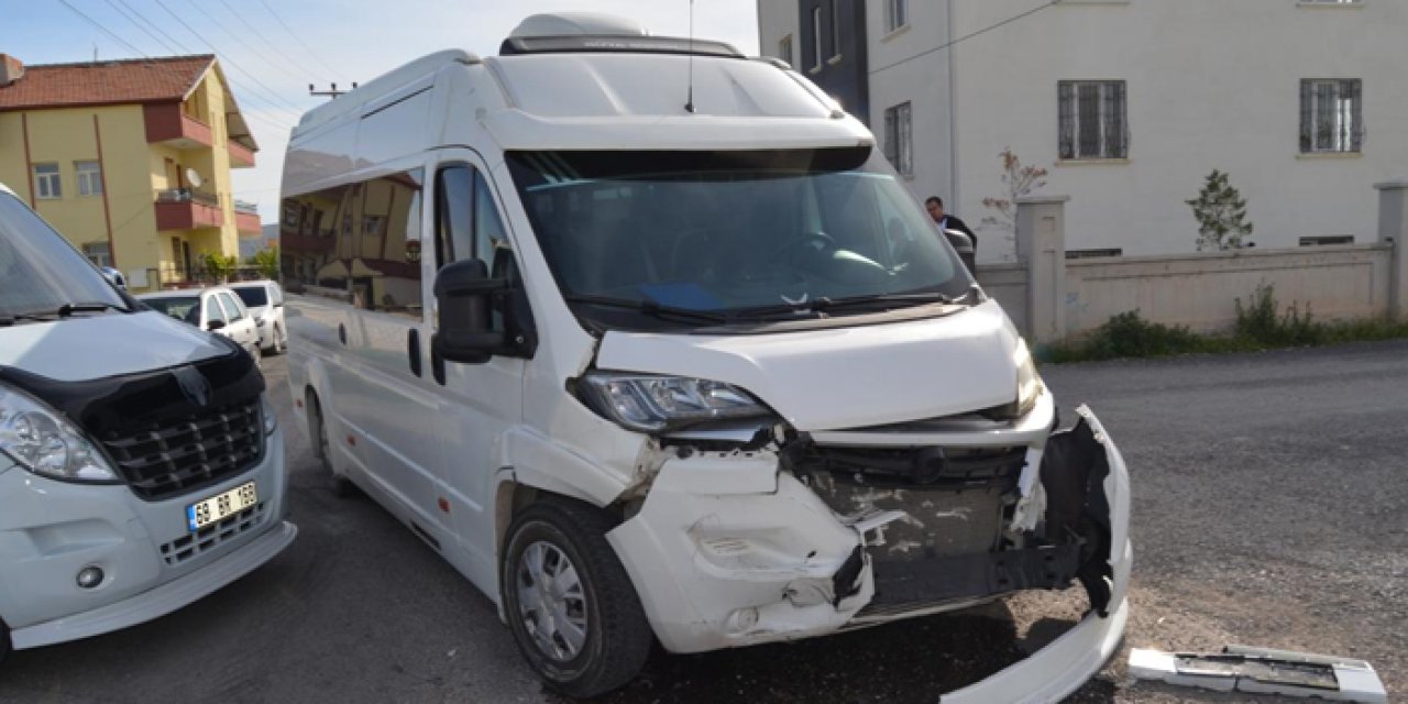 Aksaray’da işçi servisi otomobille çarpıştı: 7 yaralı