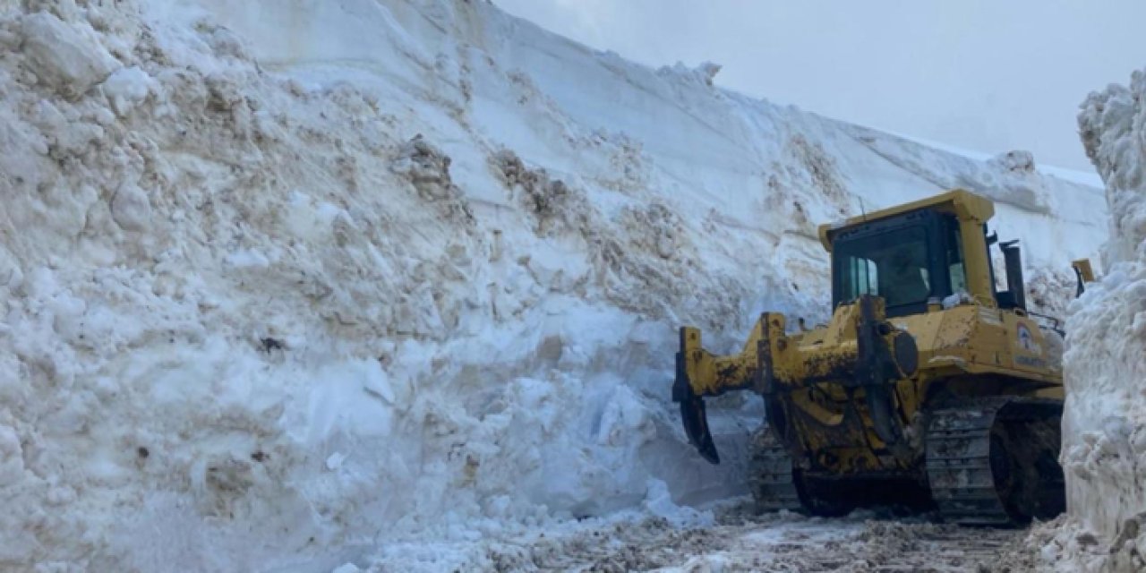 Tüm yurtta yaz Hakkari’de ayaz: Kar boyu 5 metreyi buldu