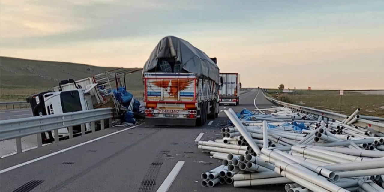 Konya'da kamyon devrildi: Yol trafiğe kapandı