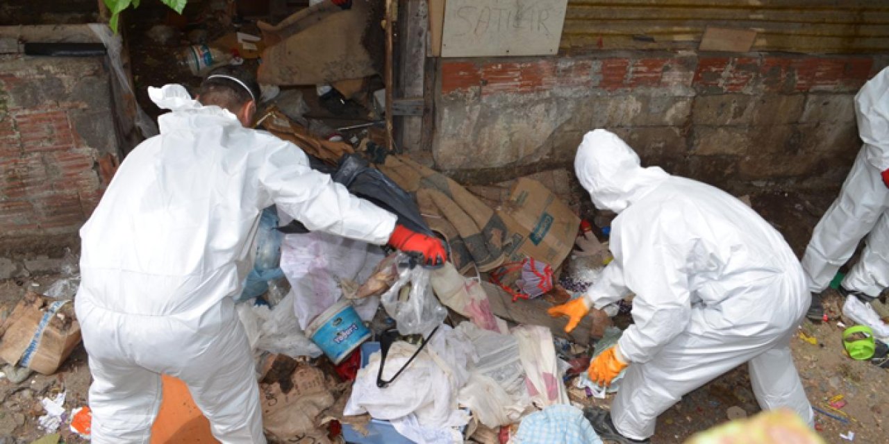 Kocaeli'de çöp ev temizlendi: Evden 17 kamyon çöp çıkarıldı