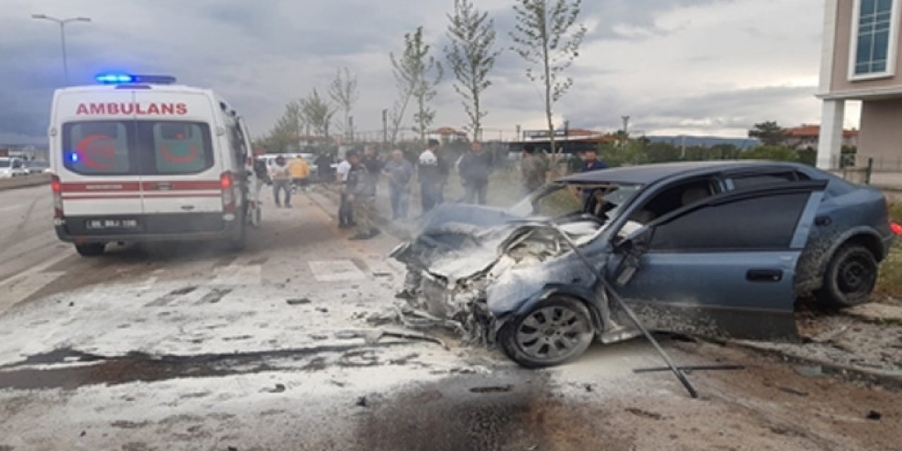 Ankara'da bir araç kaza yaptı: Yanarak kullanılamaz hale geldi