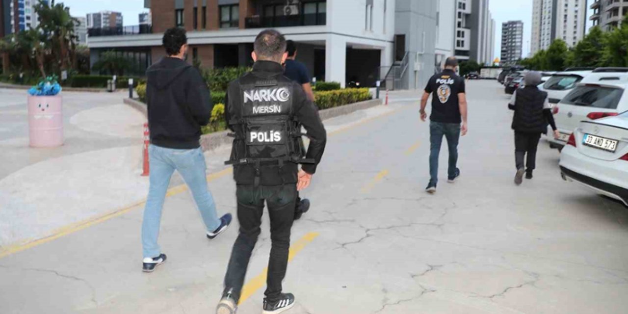 Mersin'de çifte operasyon: 5 kişi kıskıvrak yakalandı!