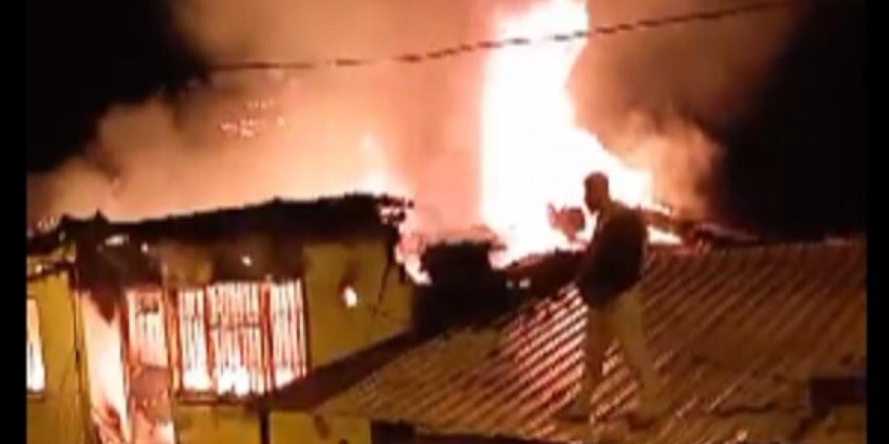 İzmir'de feci yangın! Prizde unutulan şarj evi kül etti