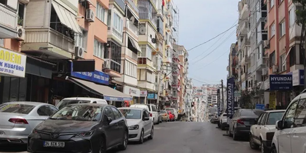 İzmir'de kaos! Yoldan geçenlere eşya fırlattı