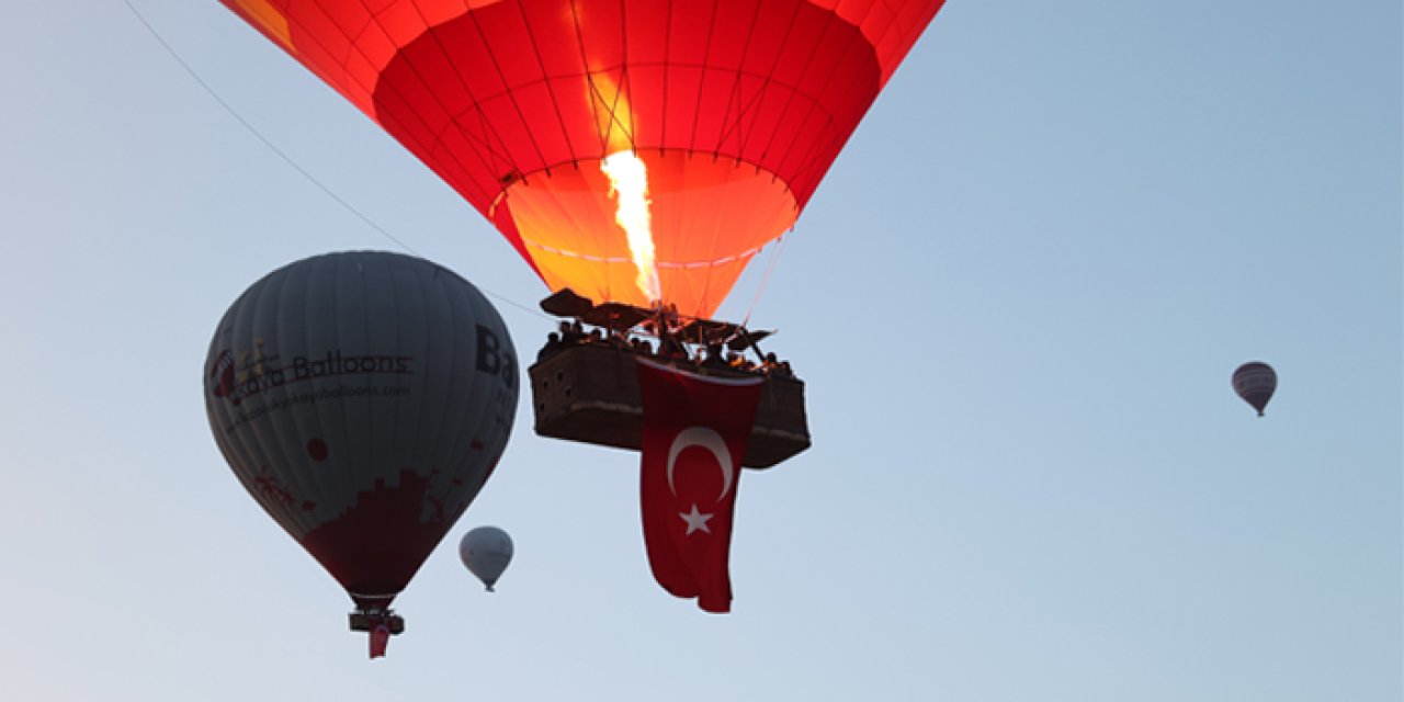 Kapadokya'da kartpostallık görüntüler: Türk bayraklarıyla uçtular