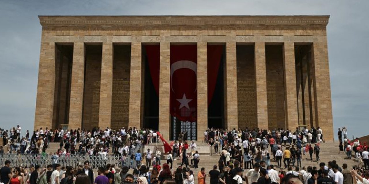 Anıtkabir 19 Mayıs'ta 220 bini aşkın ziyaretçiyi ağırladı