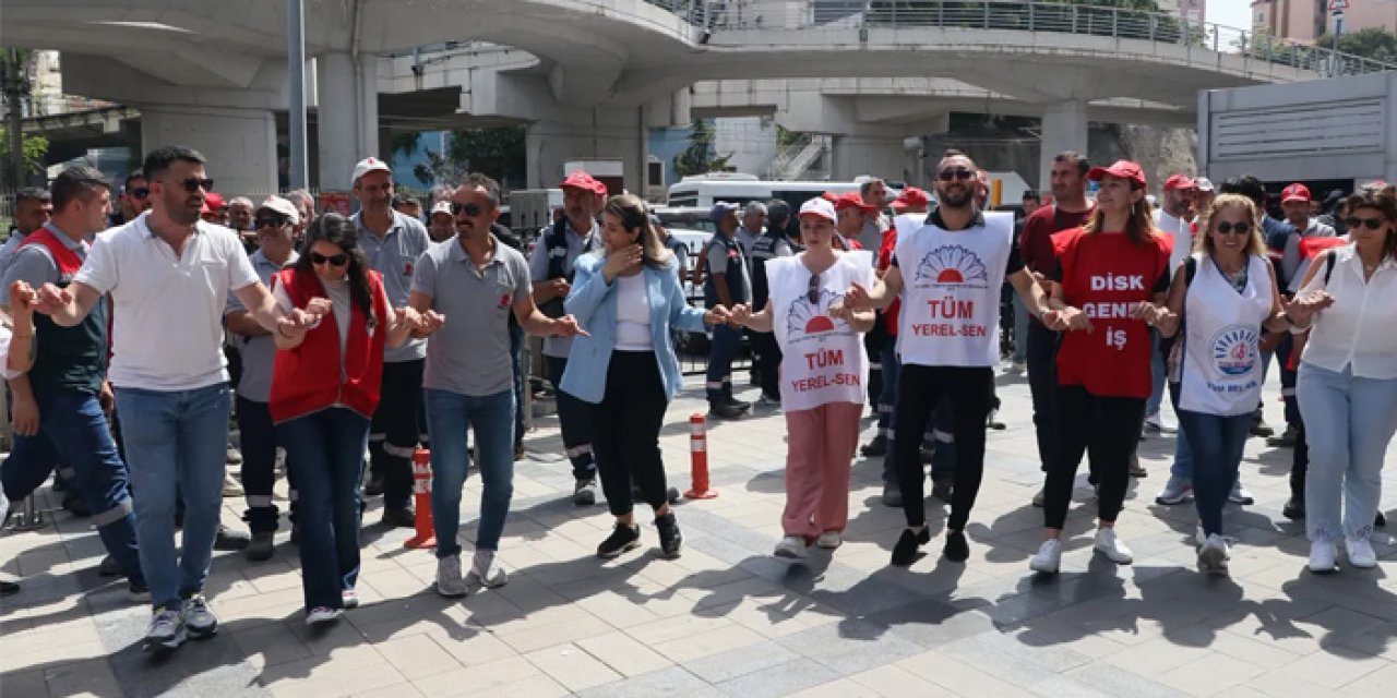 Bayraklı'da eksik maaş krizi sürüyor: İşçiler yolu kapattı