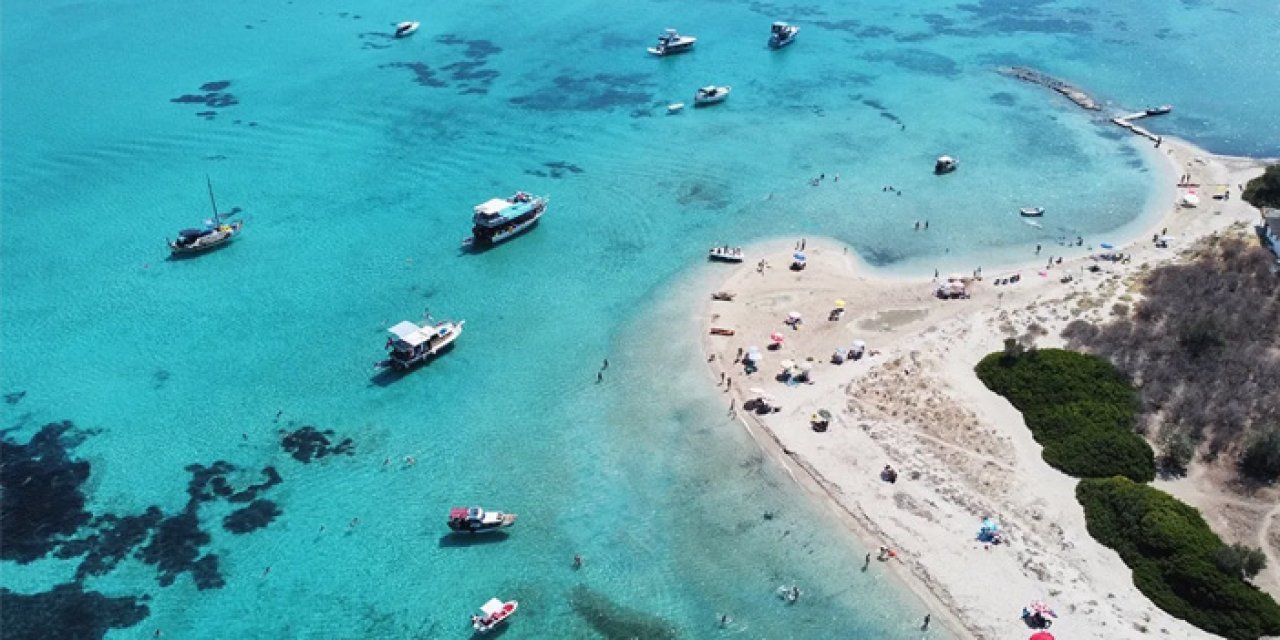 İzmir'in cennet adası: Denizini havuzdan ayırmak imkansız