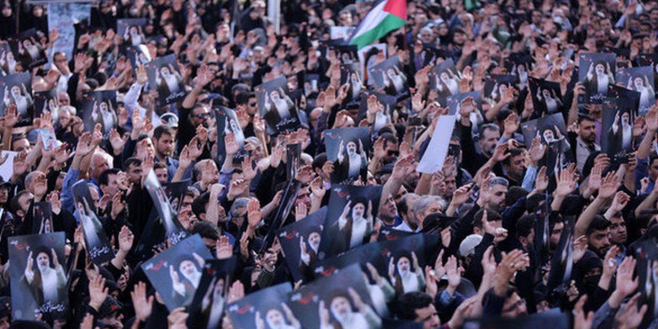 İran'ın başkenti Tahran'da vatandaşlar Reisi'yi anıyor