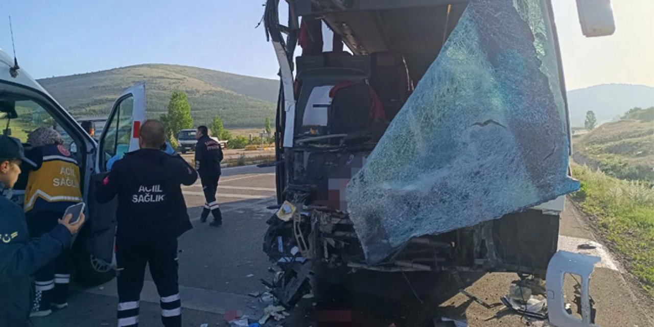 Feci kaza: Yolcu otobüsü kamyonetle çarpıştı