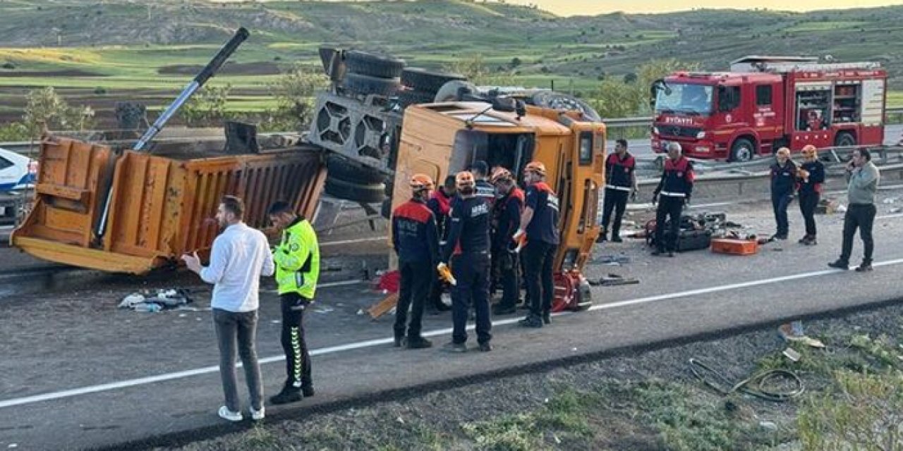 Sivas'ta devrilen kamyondaki 1 kişi öldü, 2 kişi yaralandı