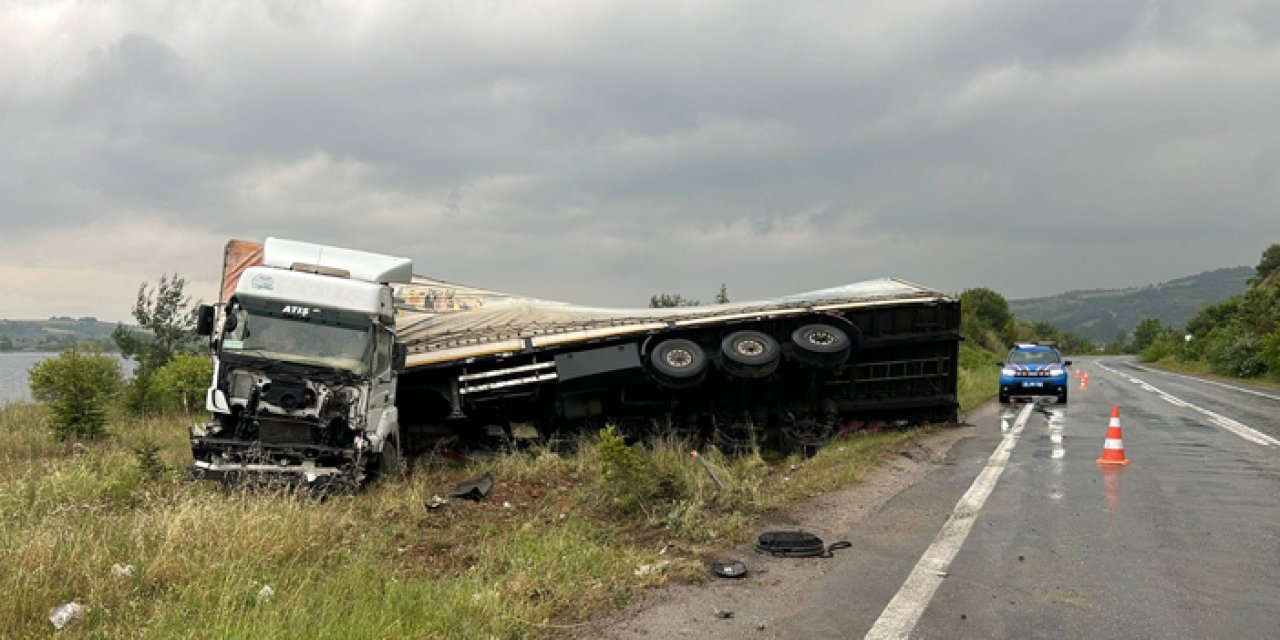 Faciadan dönüldü! TIR'la otomobil çarpıştı: 3 yaralı