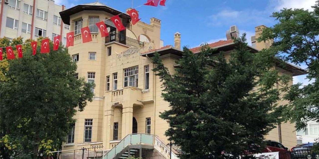Kızılay'a şato: Tarihi bina kahveci oldu
