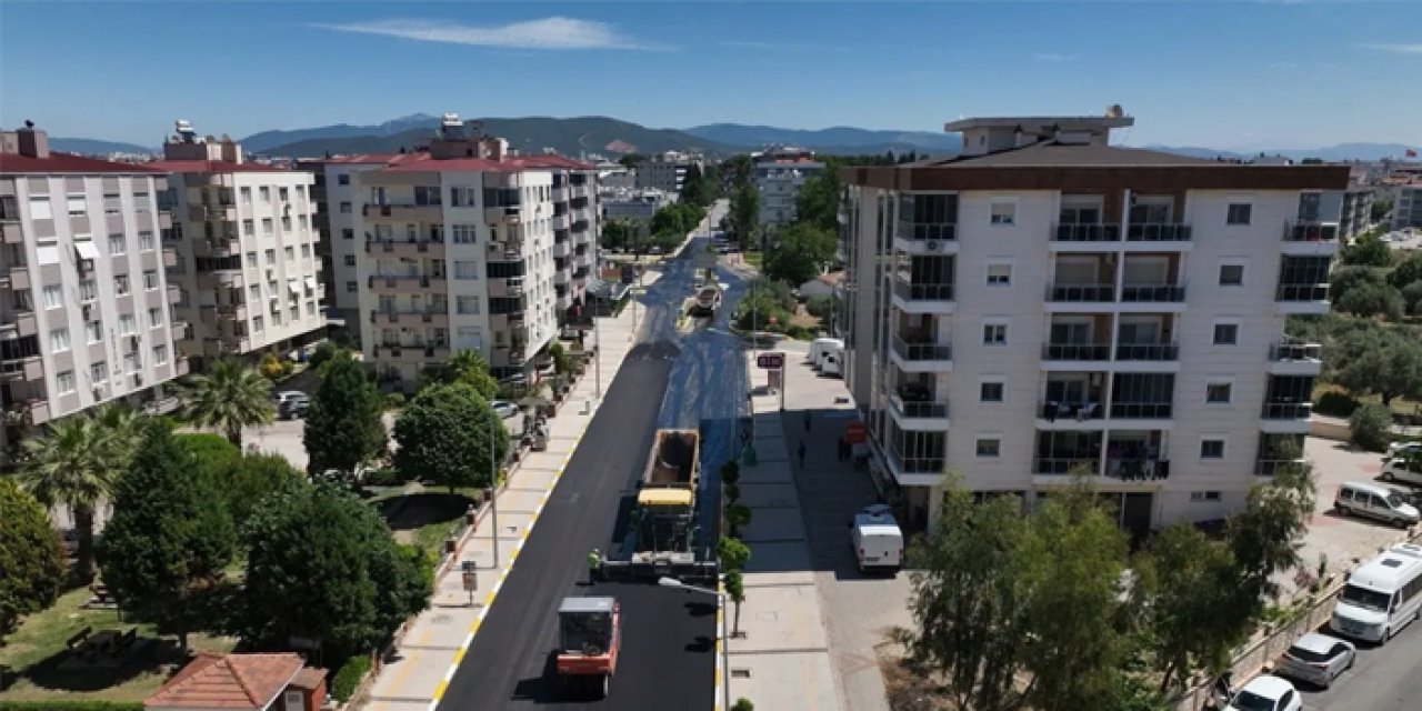 İzmir'in bozuk yolları yenileniyor: Ekipler dört koldan sahada