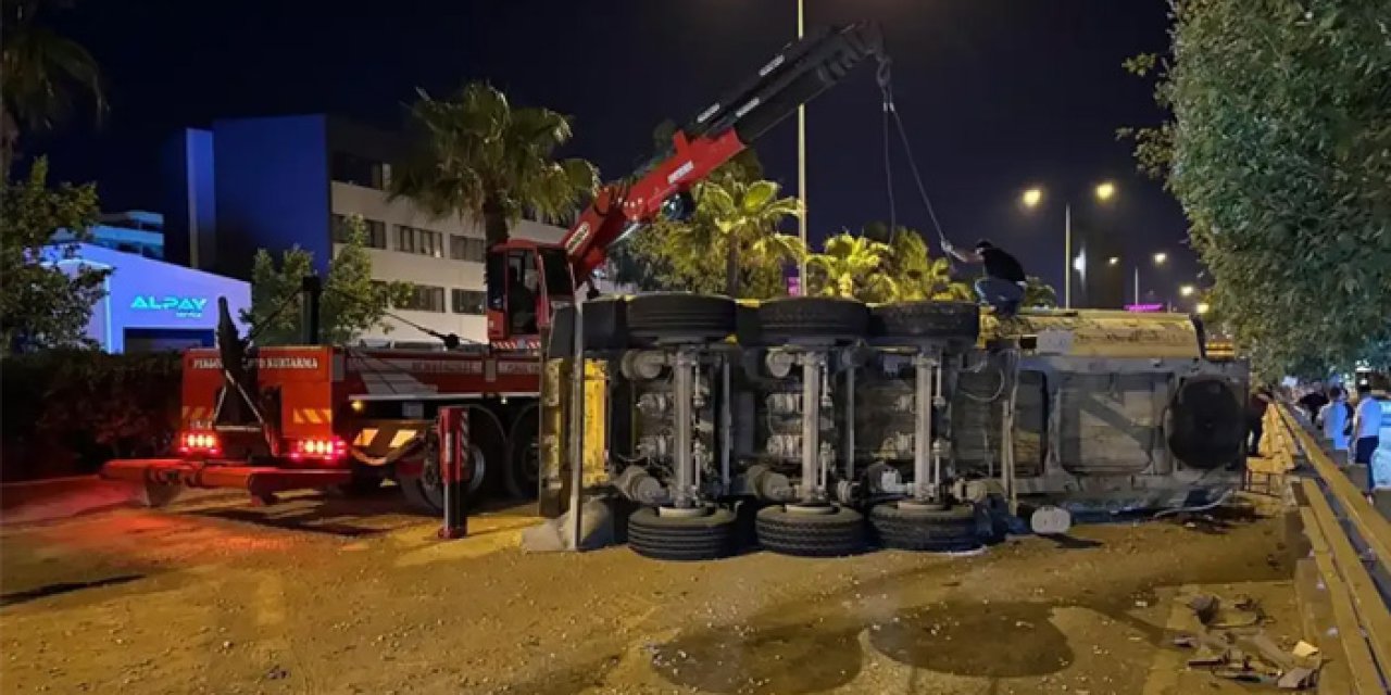 İzmir'de kaza: Lastikleri patlayan kamyonun dorsesi devrildi