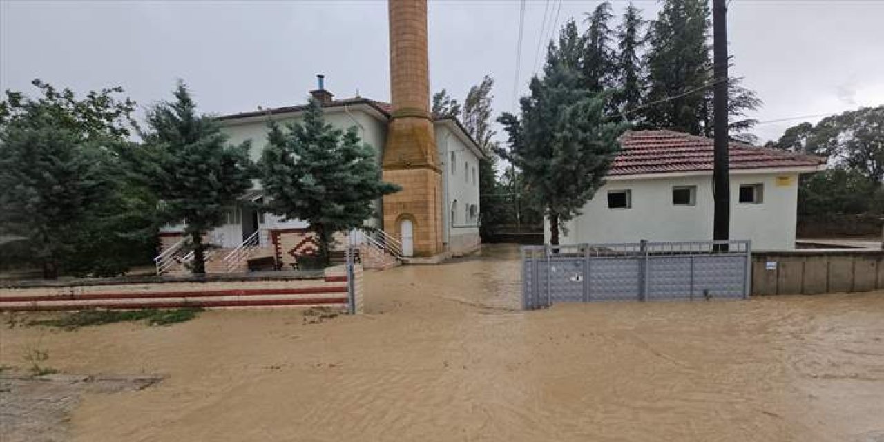 Konya'yı sağanak vurdu: Yollar göle döndü