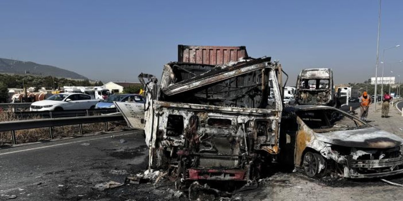 İzmir'de zincirleme kaza: Çarpışma sonucu yangın çıktı!