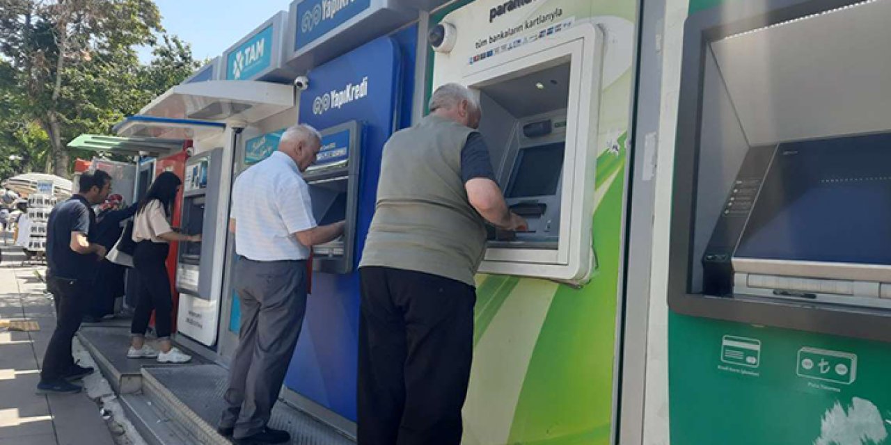 Emekli ikramiyeleri hesaplara yattı: ATM'lerde yoğunluk yaşandı