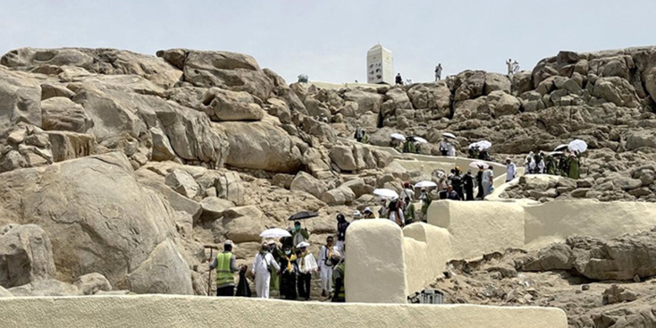 Kıyametin provası yapılıyor: Hacılar Arafat’taki “Büyük Buluşma”da