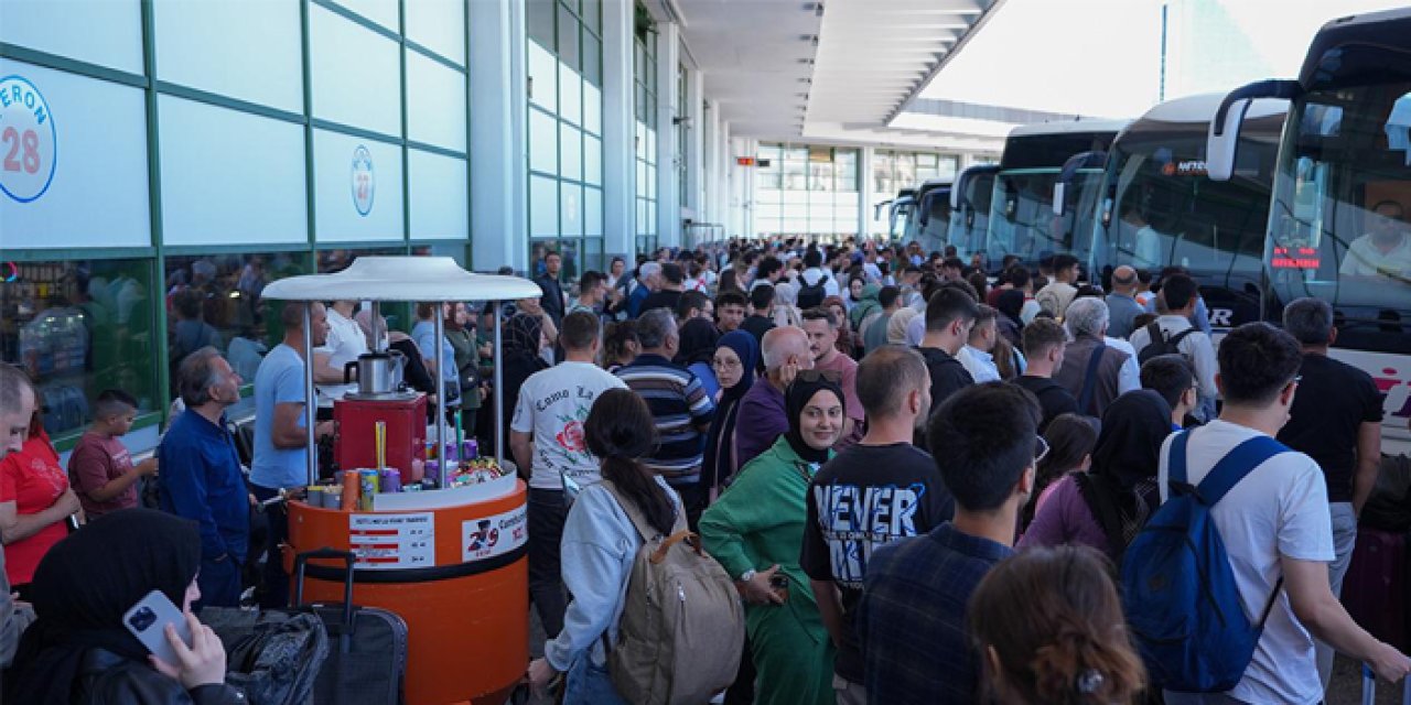 Otogarlarda bayram yoğunluğu sürüyor