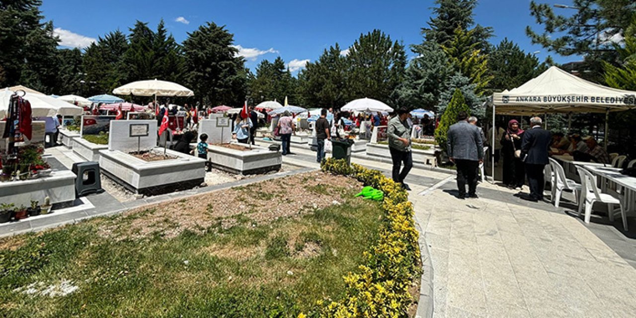 Ankara'da şehitliklerde arife yoğunluğu