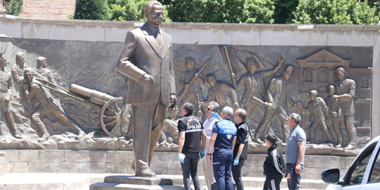 Atatürk Anıtı'na baltayla saldıran şüpheliler gözaltında