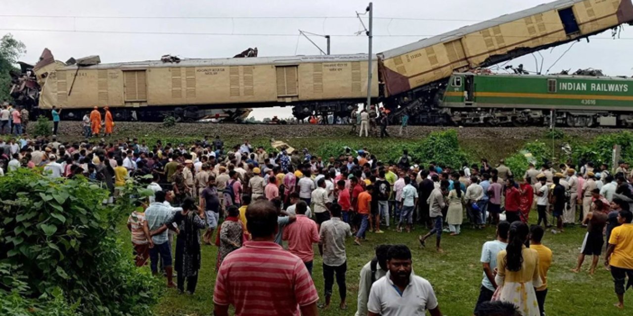 Yük treni ile yolcu treni çarpıştı: 8 ölü 60 yaralı var