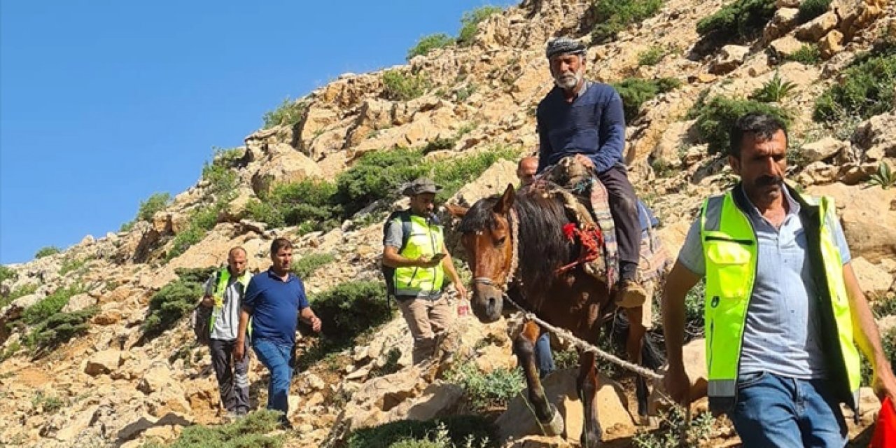 Zehirlenen çoban, at sırtında 6 saatte ambulansa ulaştırıldı