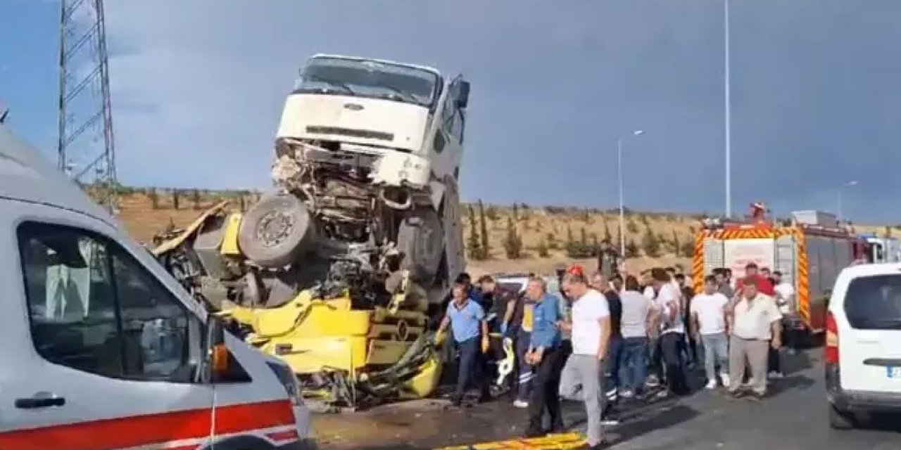 Feci kaza! Çarptığı tırın üzerinde asılı kaldı