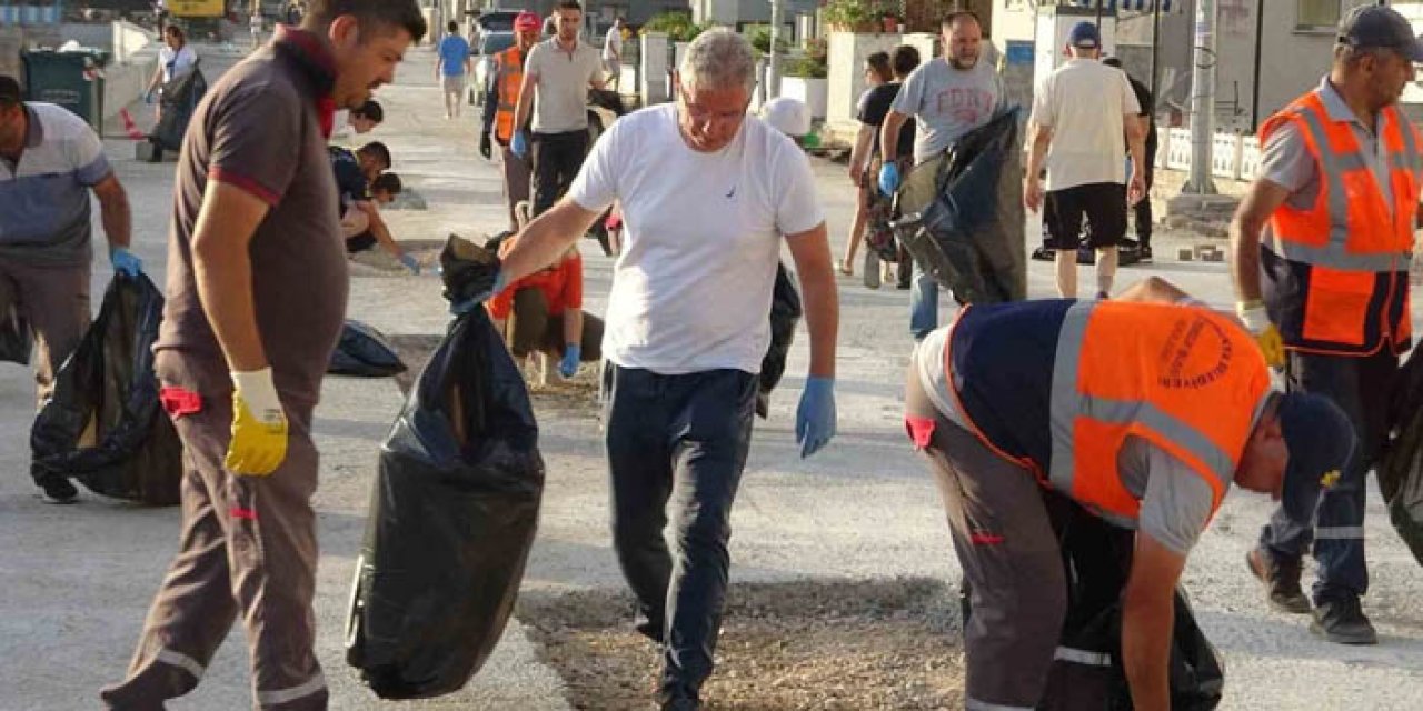 Ünlü belediye başkanı sahilde çöp topladı: Gören kamerasına sarıldı!