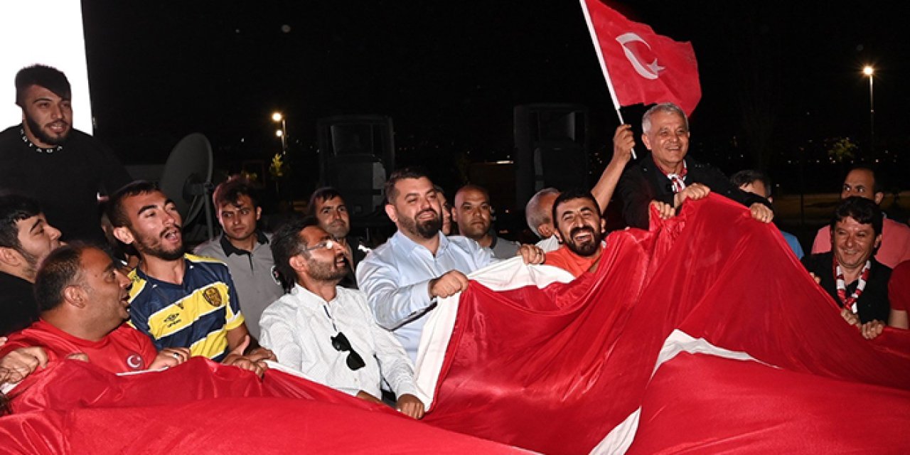 Mamak tek yürek oldu: Kırmızı beyaza boyandı