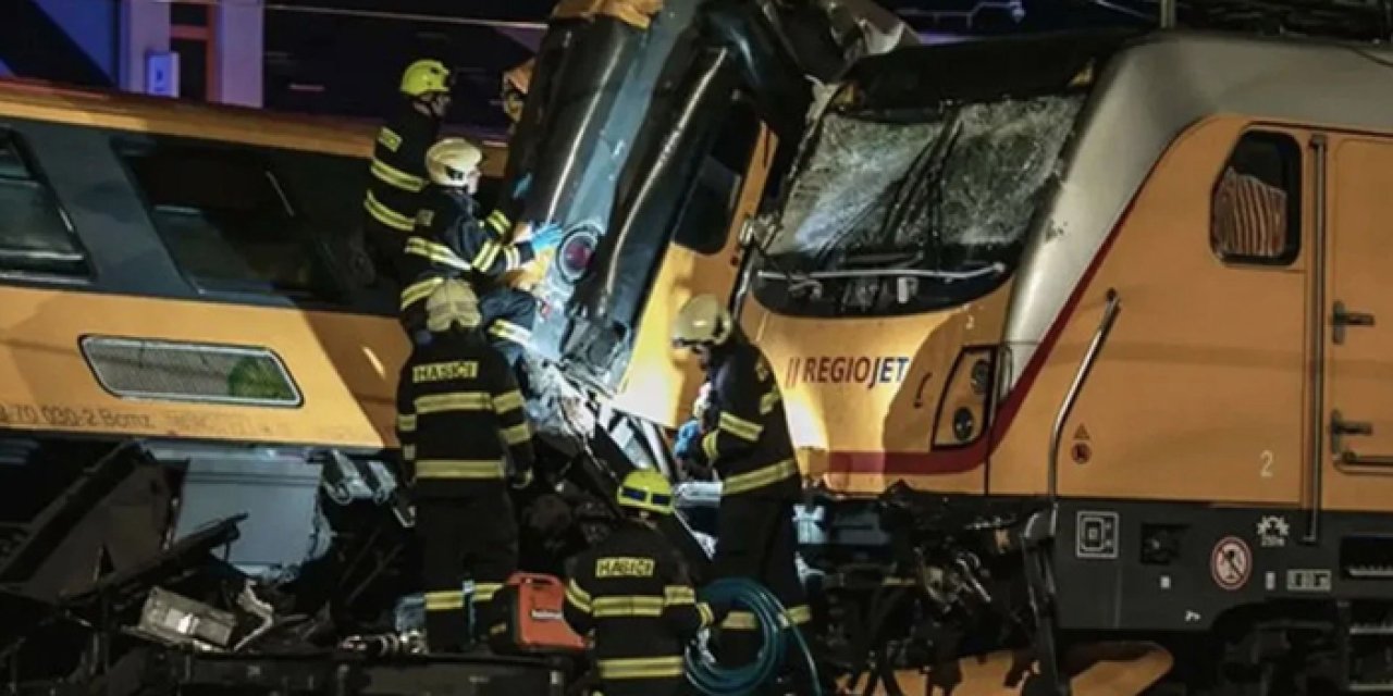 Otobüs ile yolcu treni çarpıştı: Ölü ve yaralılar var