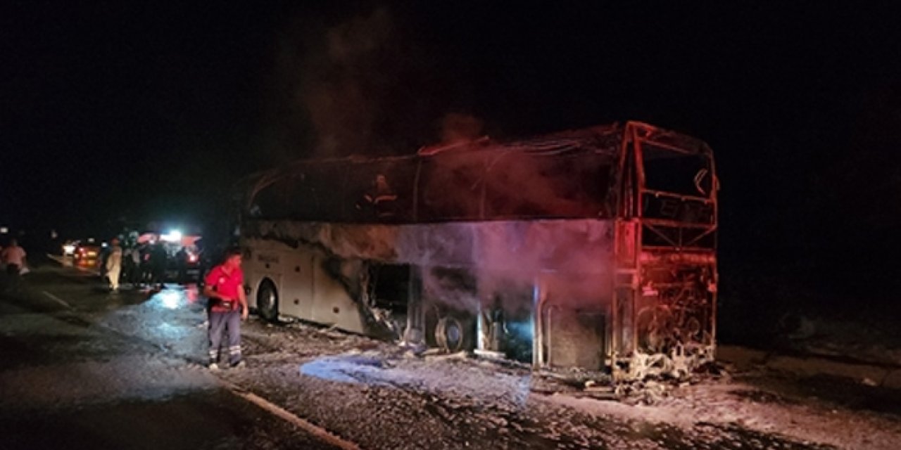 Dehşet dolu anlar: Yolcu otobüsü alev alev yandı