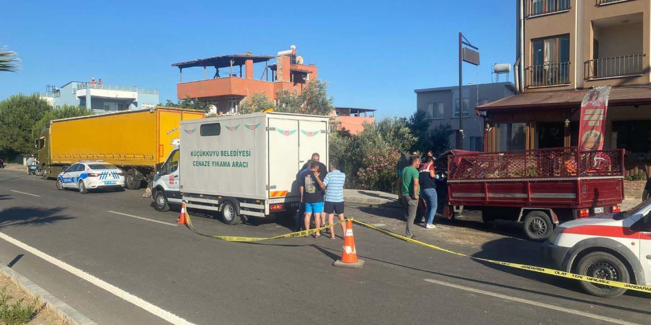 Çanakkale'de kamyonet, TIR'a arkadan çarptı: 2 ölü