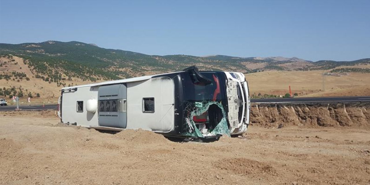 Yolcu otobüsü devrildi: 14 kişi yaralandı