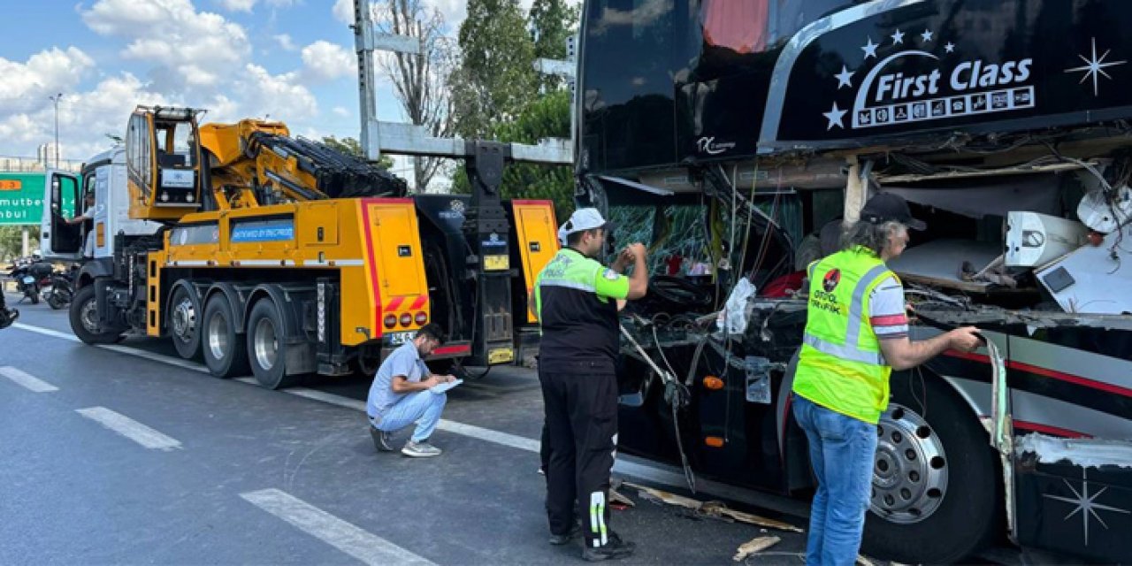 Tur otobüsü ile otomobiller birbirine girdi: Çok sayıda yaralı var