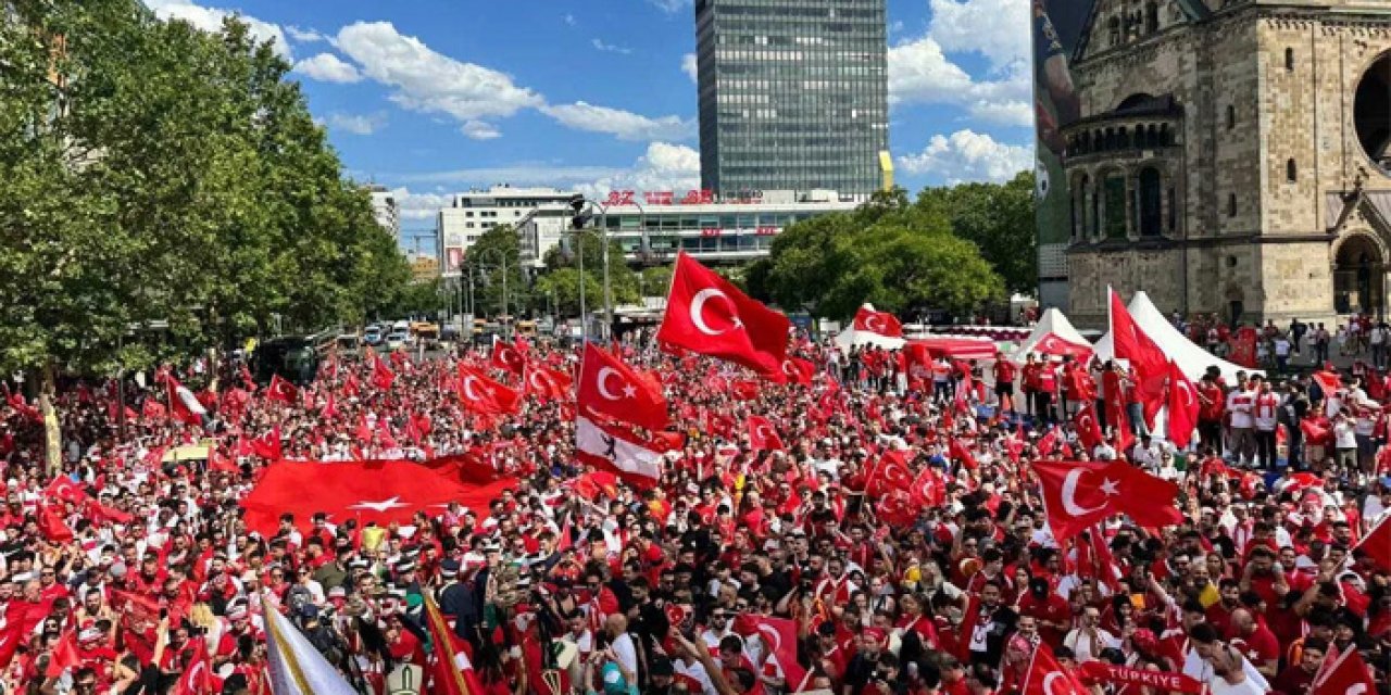 Türk taraftarlardan maç öncesi yürüyüş