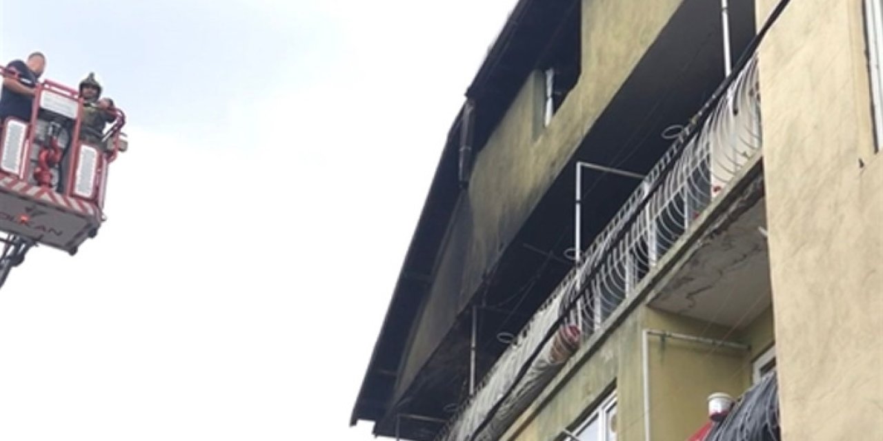 Üç katlı binada yangın çıktı: Vatandaşlar mahsur kaldı