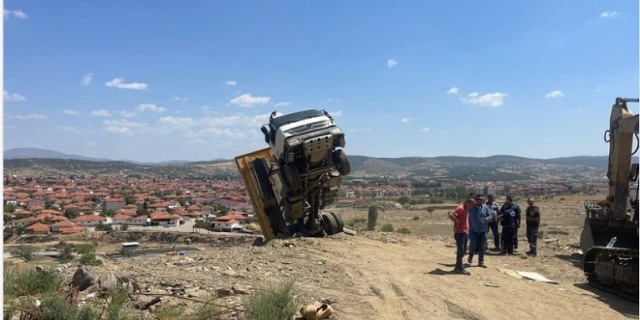 Moloz boşaltan kamyon havada asılı kaldı