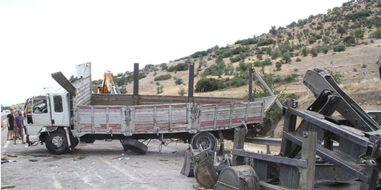 Manisa’da kaza… Bariyerlere çarpan tır yan yattı!