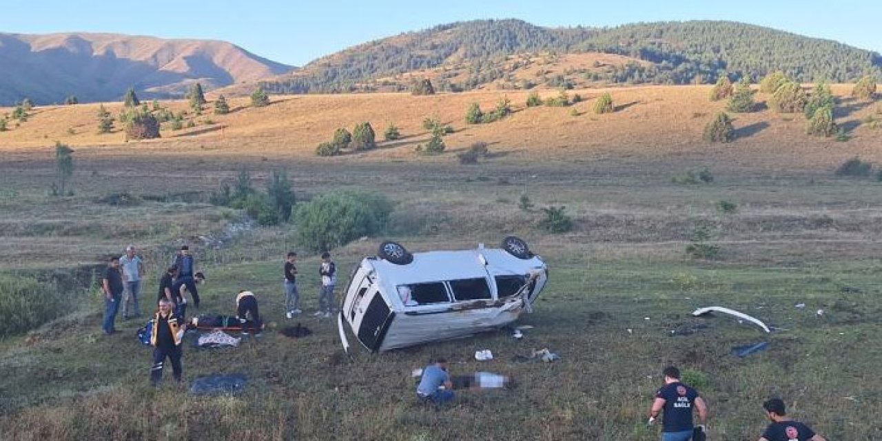 Kontrolden çıkan minibüs devrildi: Ölü ve yaralılar var