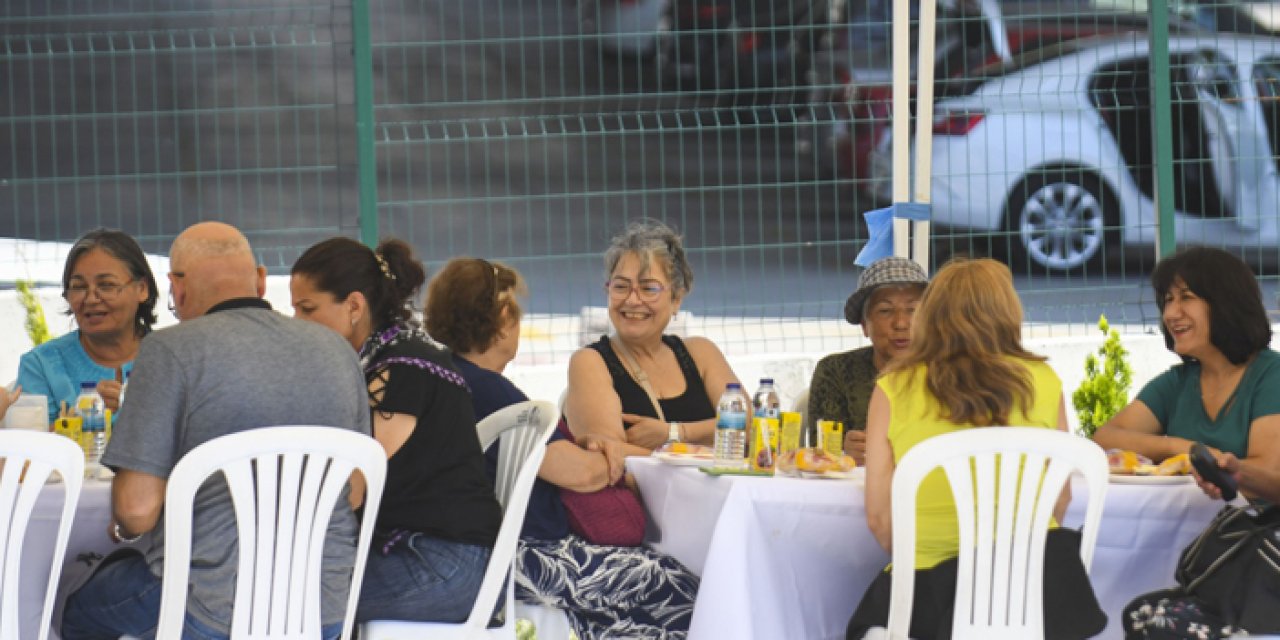 Ankaralı emekliler kahvaltıda bir araya geldi