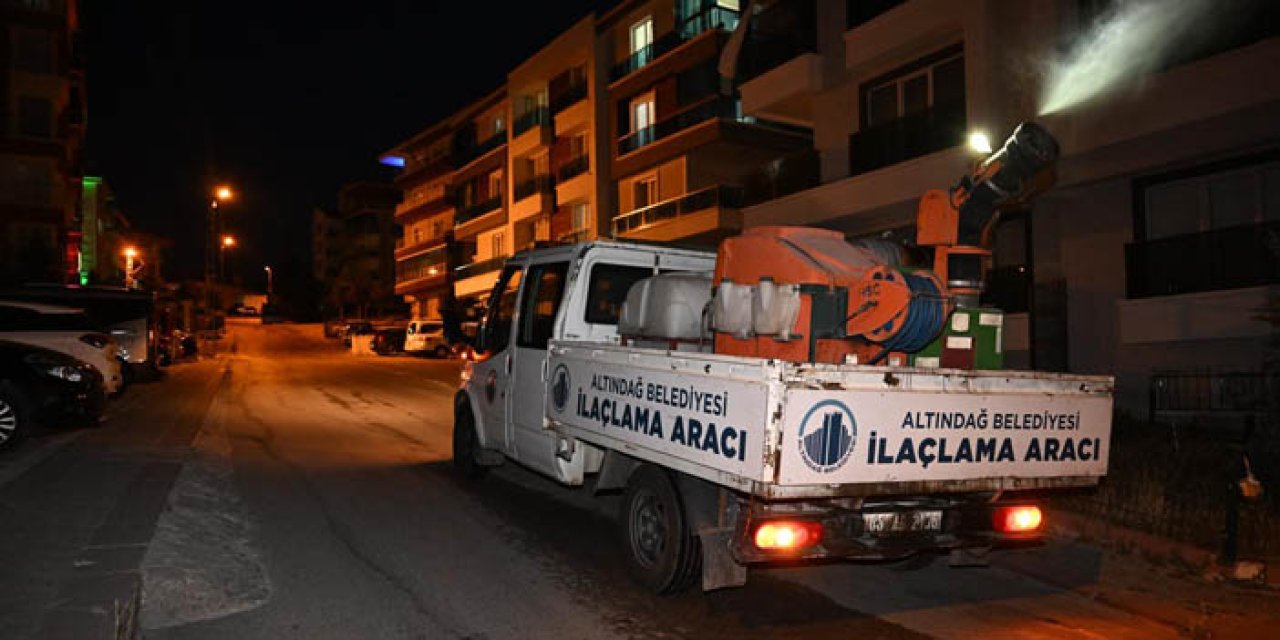 Altındağ'da gece vakti ilaçlama çalışması