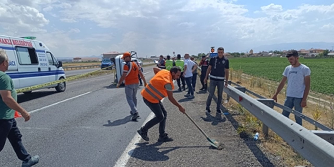 Feci kaza: Devrilen otomobildeki çift can verdi